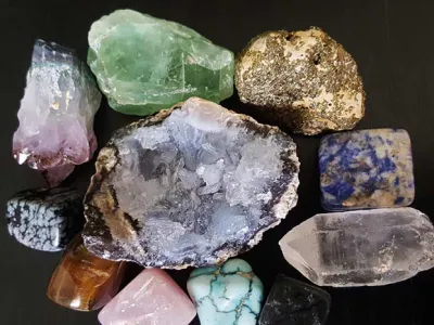 Khai Phá Năng Lượng Từ Đá Phong Thủy Để Bàn Làm Việc